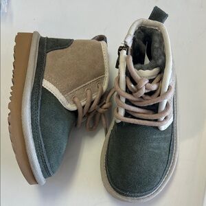 NWOT UGG Kids Boots in Green and Tan